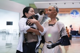 93-iefe-insansi-robot-sophia-damga-vurdu.jpg