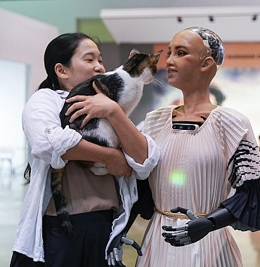 93-iefe-insansi-robot-sophia-damga-vurdu.jpg