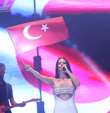 antalyalilar-zafer-bayramini-dj-mert-aydin-ve-simge-ile-kutladi.jpg
