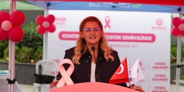 Bakırköy’de Pembe Şemsiyelerle Meme Kanseri Farkındalık Yürüyüşü