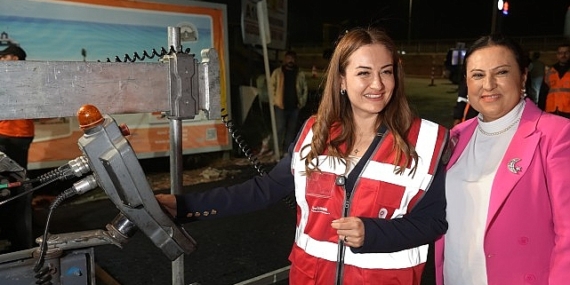 Başkan Vekili Büşra Özdemir’den gece mesaisindeki asfalt ekiplerine ziyaret