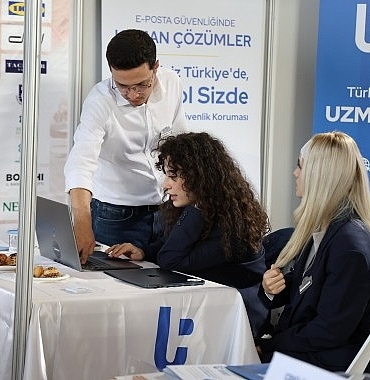 bilisim-fuari-stantlarina-7den-70e-yogun-ilgi.jpg
