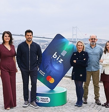 burak-ozcivit-prof-dr-sinan-canan-ve-acelya-akkoyun-hayat-finansin-yeni-nesil-aile-karti-icin-ayni-sahnedeydi.jpg