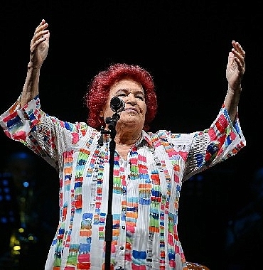 cim-konserlerinde-selda-bagcan-ruzgari-esti.jpg