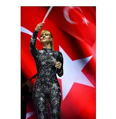 derya-ulug-luleburgazda-sahne-aldi.jpg