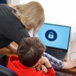 Dijital dünyada çocuklarınızı yalnız bırakmayın