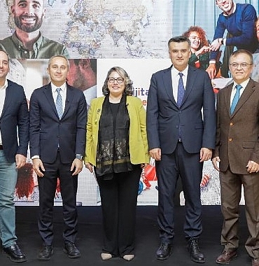 dijital-ogretmenler-projesiyle-teknoloji-ile-guclenen-ogretmenlerle-dijital-donusume-destek.jpg