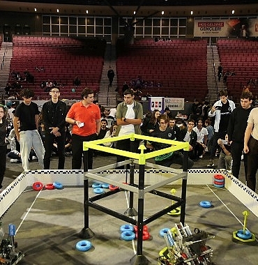 gelecegi-kodlayan-gencler-kucukcekmecede-vex-robotics-turnuvasinda-bulustu.jpg