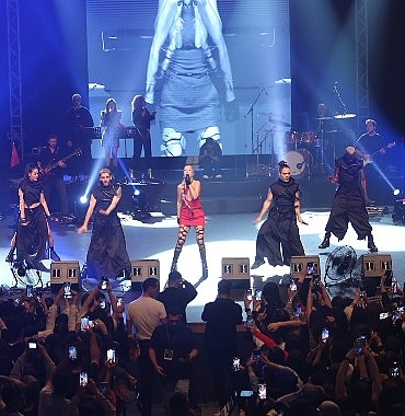 hande-yener-cumhuriyet-coskusunu-kucukcekmecede-zirveye-tasidi.jpg