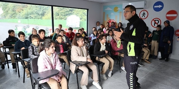 Kartepe’de Minik Öğrenciler Trafik Kurallarını Uygulamalı Öğreniyor