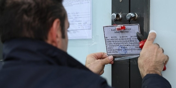 Kartepe’de Uyarılara Rağmen İhlalleri Sürdüren Market Mühürlendi