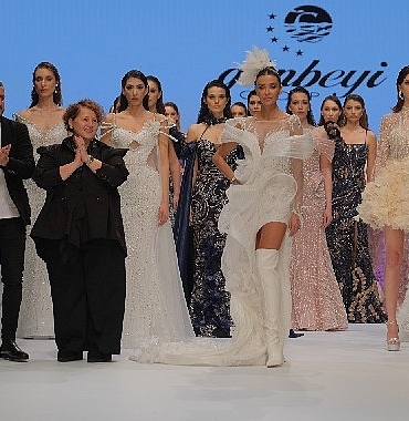 melik-gunbeyi-defilesine-cizmeli-gelinlik-damga-vurdu.jpg