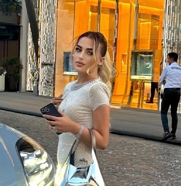 melisa-ozmenden-yeni-yasina-renkli-kutlama.jpg