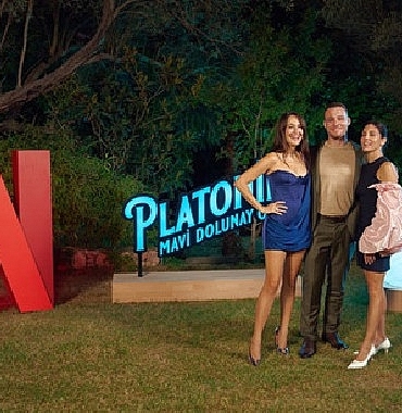 netflix-gupse-ozay-imzali-yeni-dizisi-platonik-mavi-dolunay-otelin-lansmanini-cesmede-renkli-bir-etkinlikle-kutladi.jpg