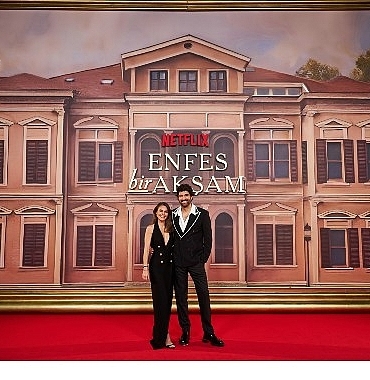 netflixin-basrollerini-engin-akyurek-ve-asli-enverin-paylastigi-yeni-dizisi-enfes-bir-aksamin-galasi-gerceklesti.jpg