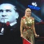 Ömür Gedik konserinde 4 bin Türk bayrağı dağıtıldı