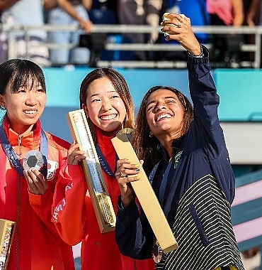 paris-2024un-ilk-madalya-sevinci-galaxy-z-flip6-olimpiyat-ozel-surumuyle-cekilen-zafer-selfieleriyle-olumsuzlesti.jpg