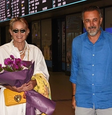 sharon-stone-gain-sponsorlugunda-verilen-uluslararasi-ikon-odulunu-almak-icin-turkiyede.jpg