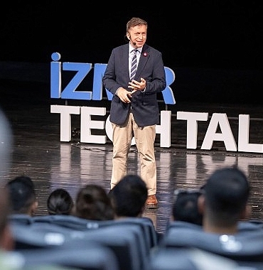 techtalksta-yeni-cag-acilimi-kuzuloglu-insanin-insani-yonettigi-son-kusak-olabiliriz.jpg