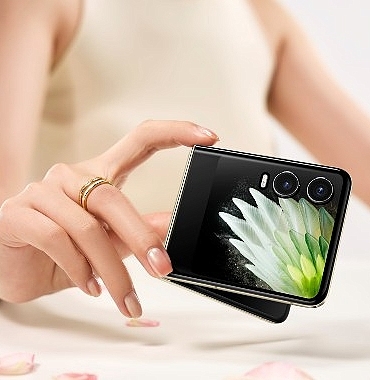tecno-phantom-v-flip2-5gyi-tanitti-ikonik-estetik-yenilikci-yapay-zeka-ile-futuristik-yaklasim-katlanir-telefonda-bulusuyor.jpg
