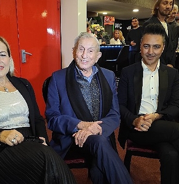 tiyatro-efsanesinden-rekor-haldun-dormen-98-yasinda-yonetmen-koltugunda.jpg