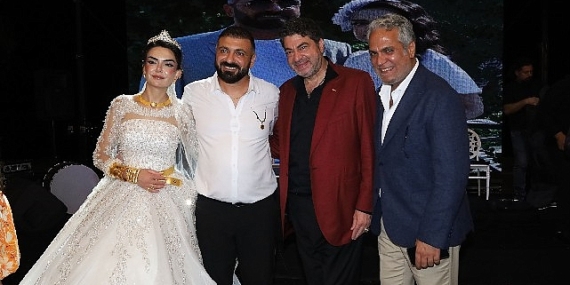 Yıllardır ortalarda yoktular! Popstar Selçuk ve Hakan Taşıyan yıllar sonra aynı düğünde ortaya çıktı